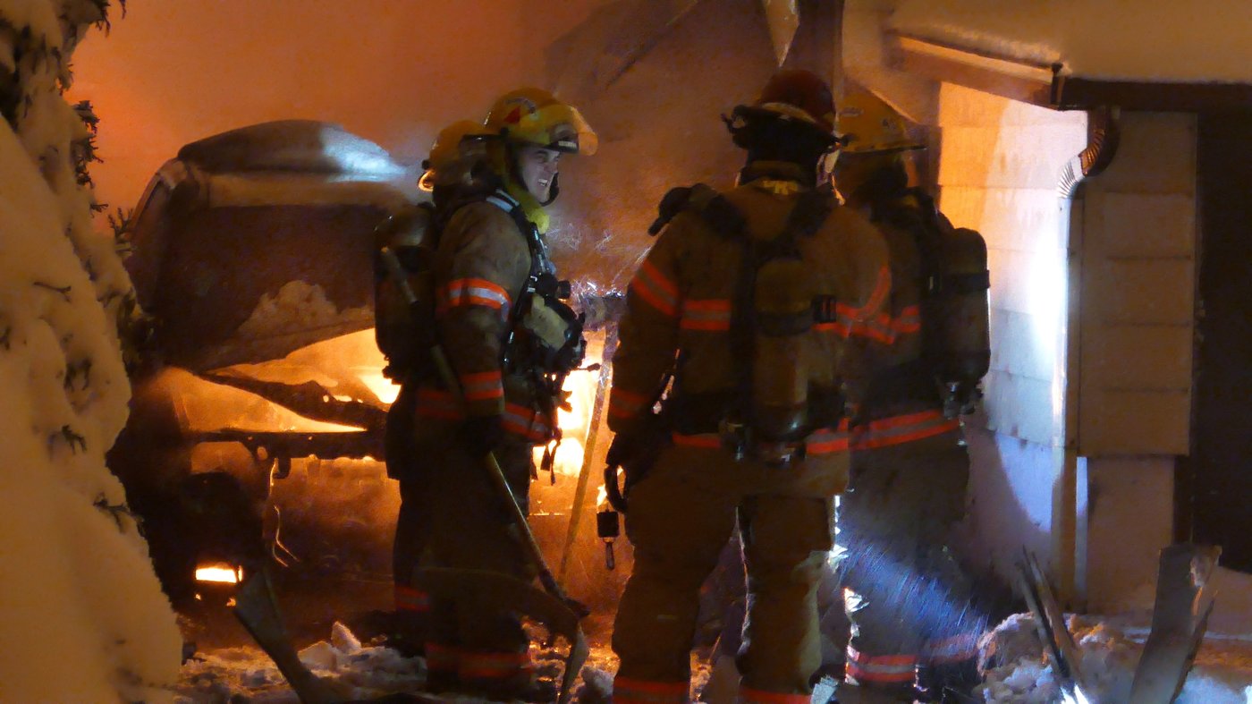 Corps découvert sous un balcon à la suite d'un incendie à Longueuil