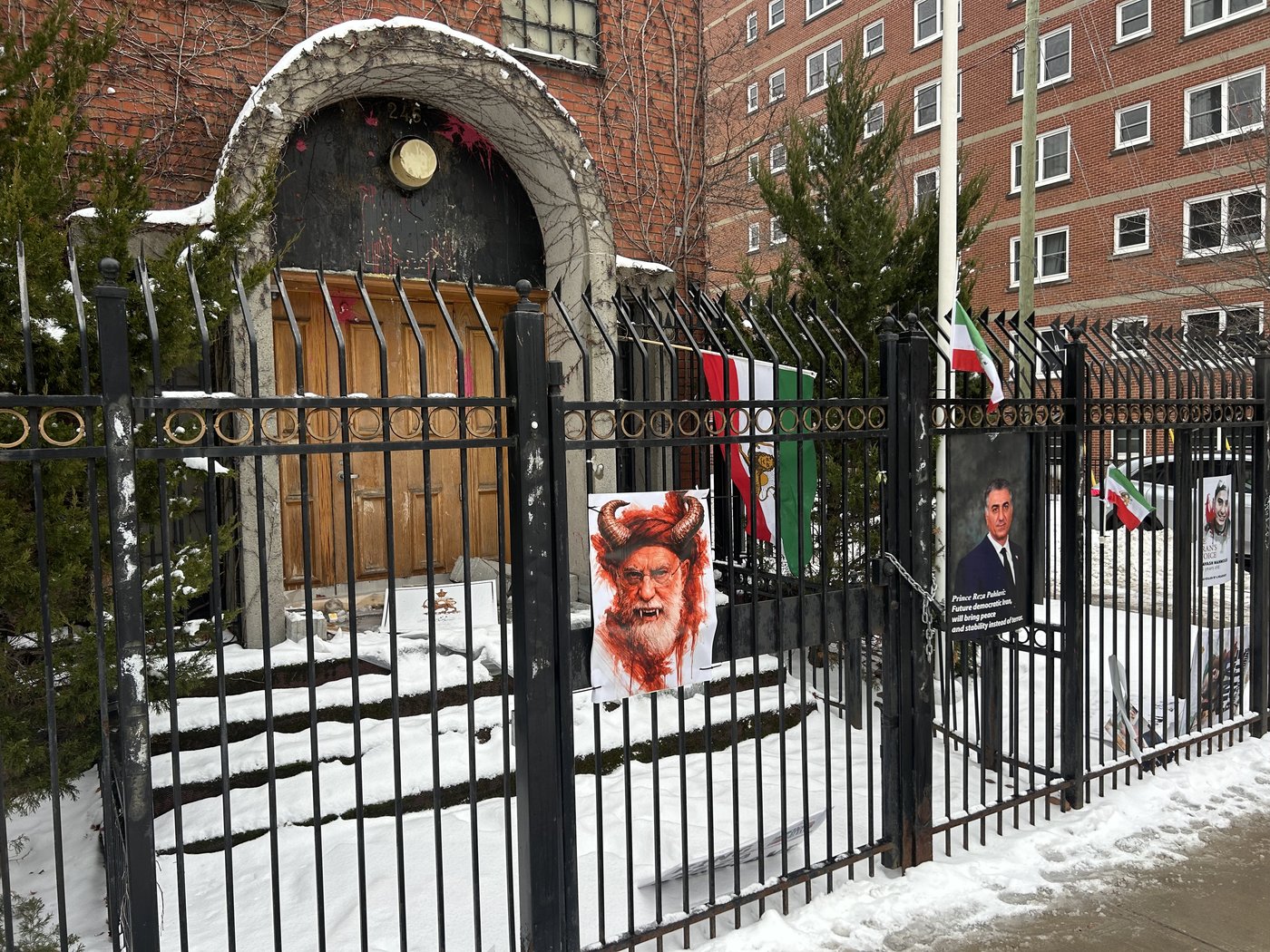 L'ambassade de l'Iran à Ottawa a été vandalisée par des manifestants anti-régime