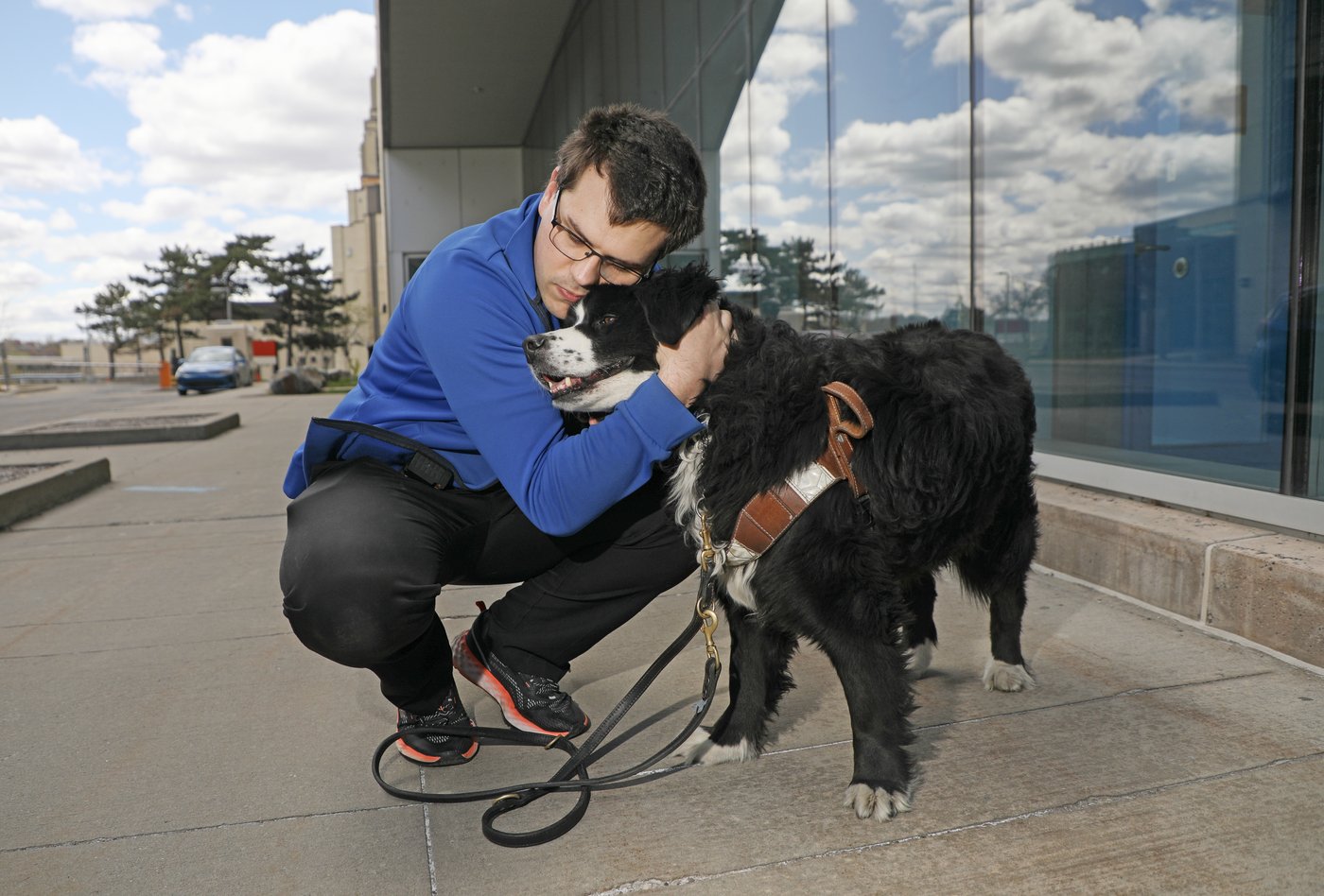 Un étudiant de la Polytechnique décroche son diplôme avec l'aide de son chien Mira