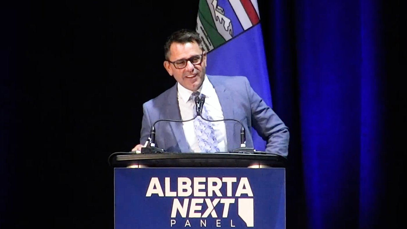 Le modérateur du panel Alberta Next s'excuse pour sa remarque sur la fessée