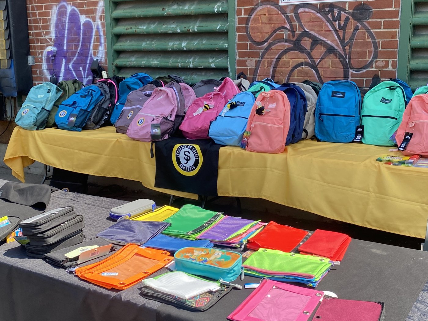 Jeunesse au soleil: une distribution de fournitures scolaires plus utile que jamais