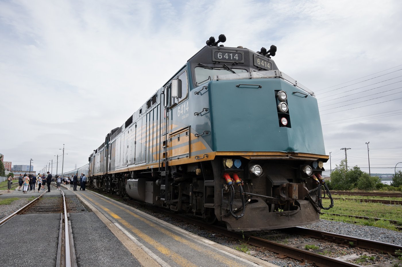 Un train de passagers percute deux remorques stationnées à proximité des rails