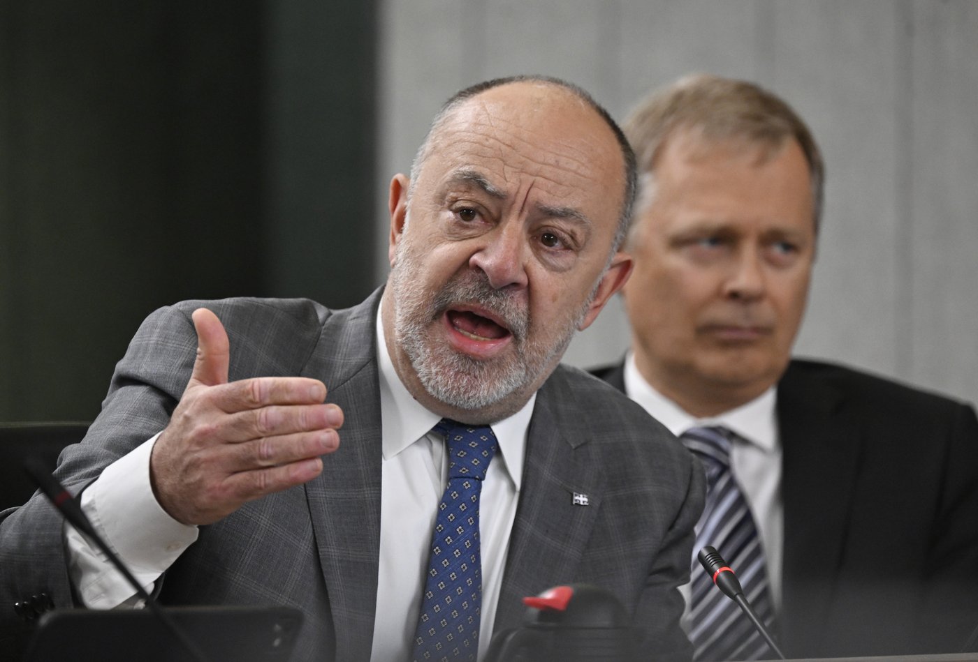 Médecins: l'arbitrage coûterait 1,8 milliard $ de plus, dit Dubé