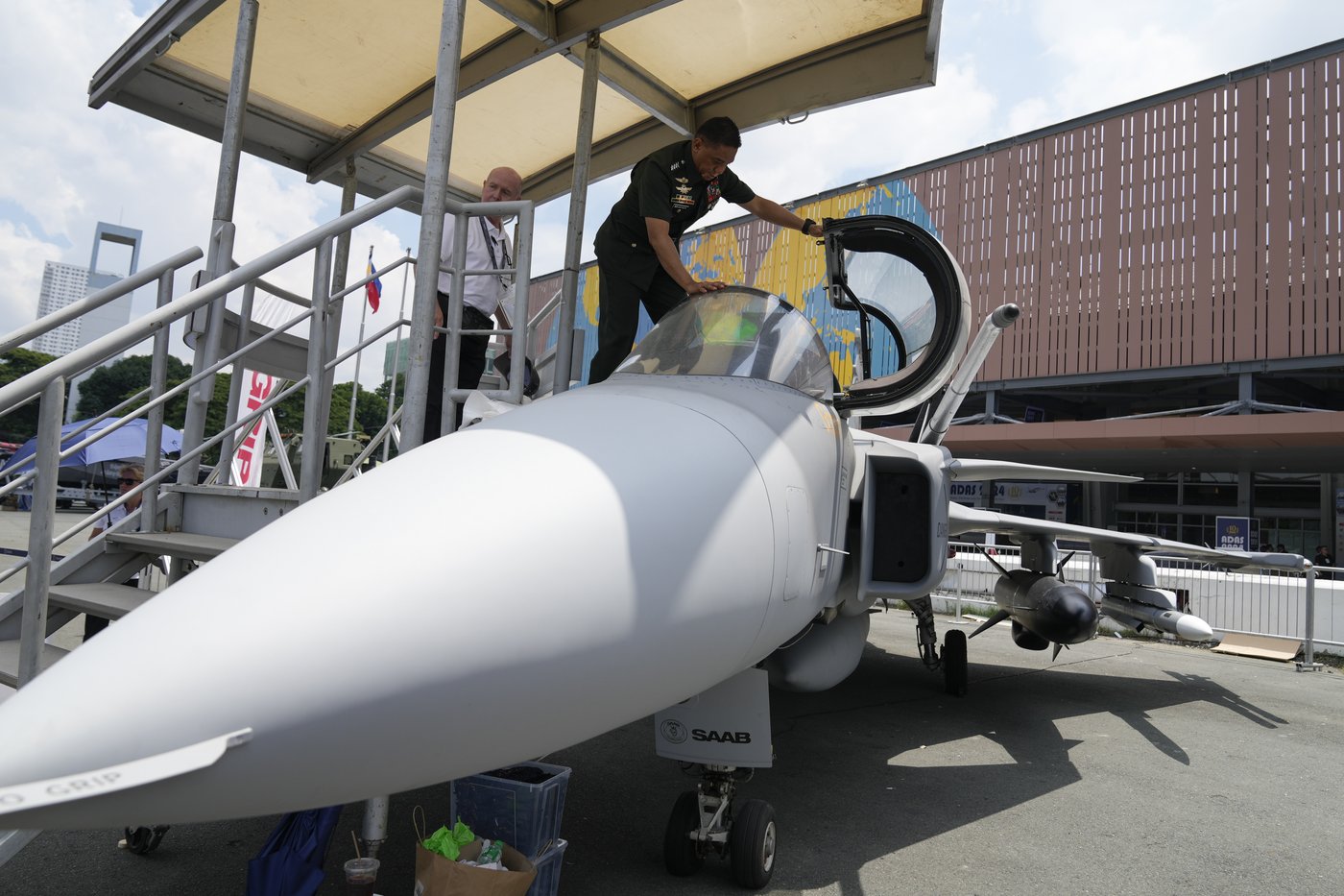 Le calendrier de la conclusion de l'examen des avions de chasse reste incertain