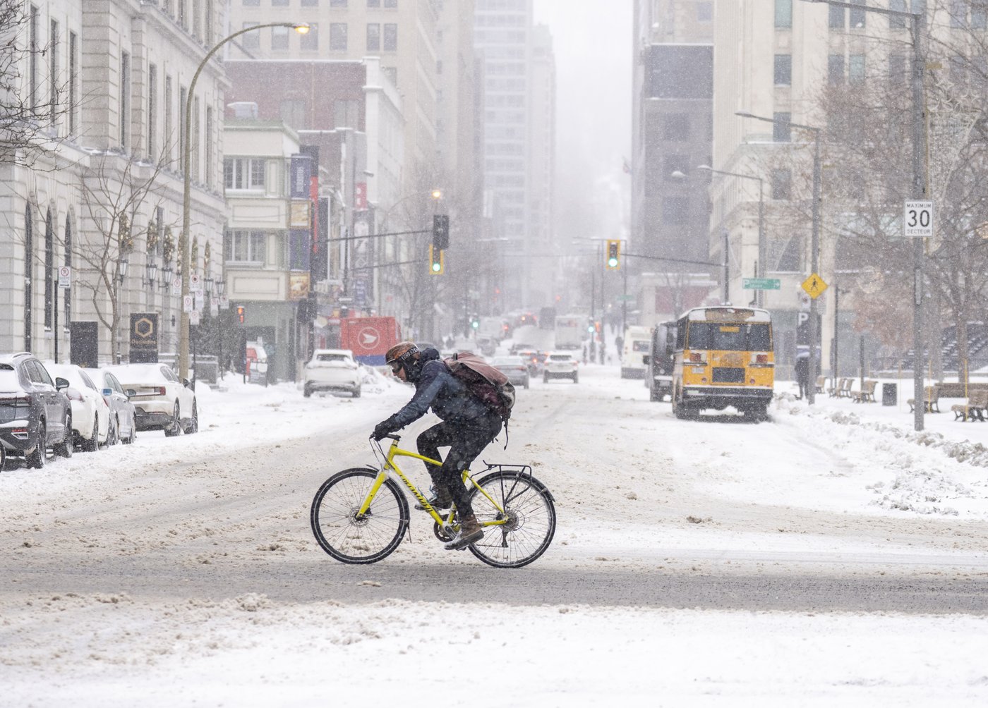 Montréal reçoit une quantité modérée de neige, mais en pleine heure de pointe