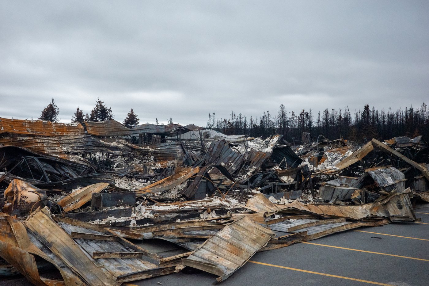 T.-N.-L.: les habitants retournent dans les communautés de ravagées par les incendies