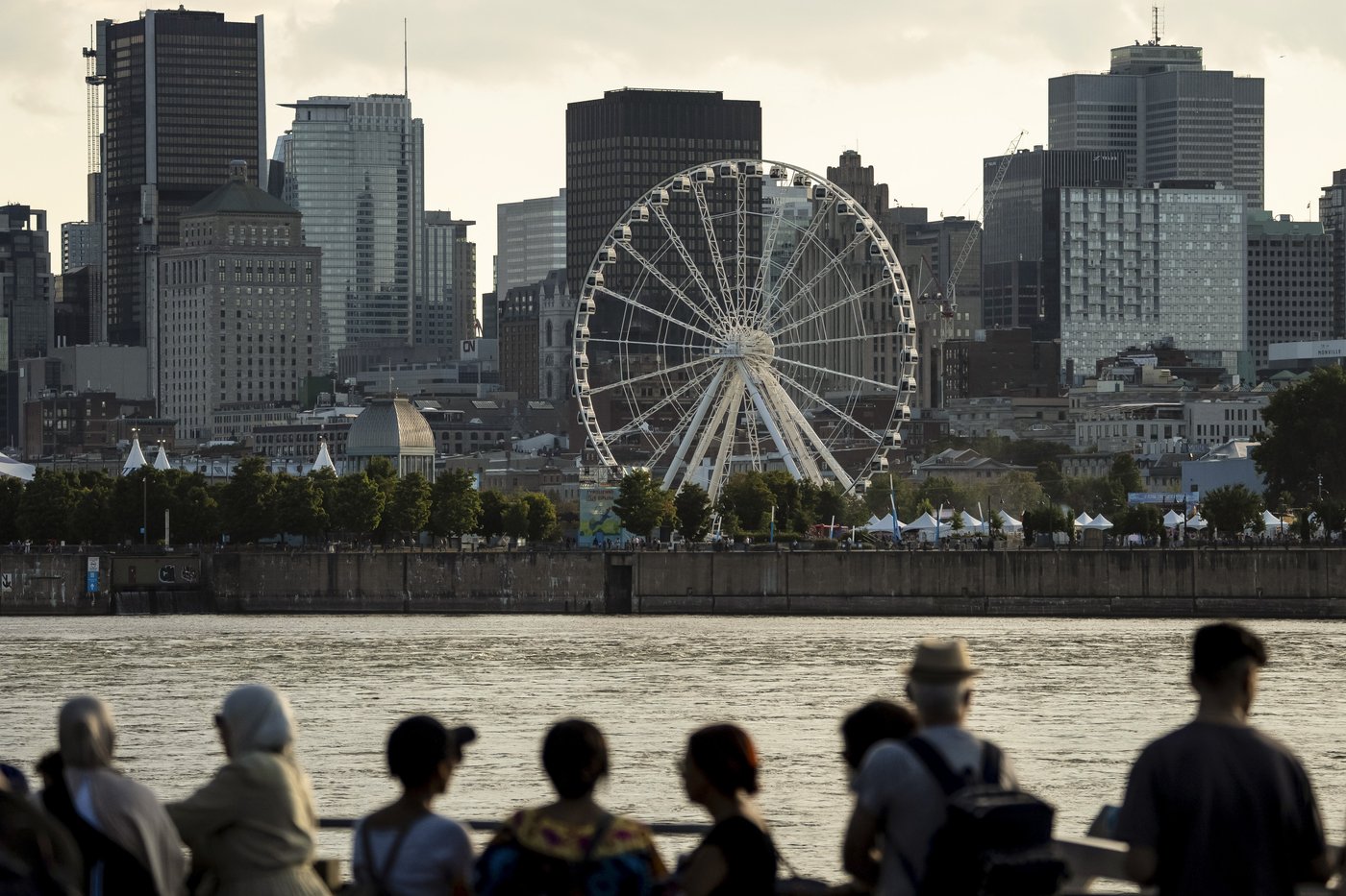Des responsables vantent Montréal comme hôte potentielle de la banque de défense