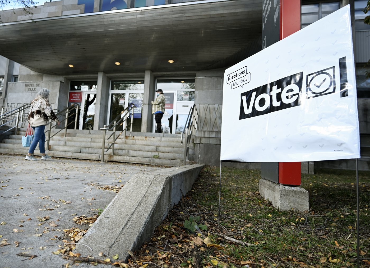 Les électeurs appelés aux urnes pour les élections municipales au Québec