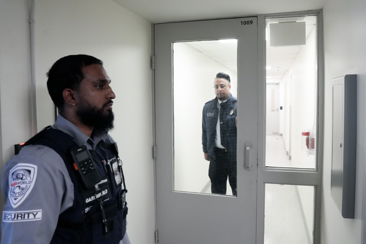 Le gouvernement fédéral finance des agents extérieurs pour les centres d'immigration