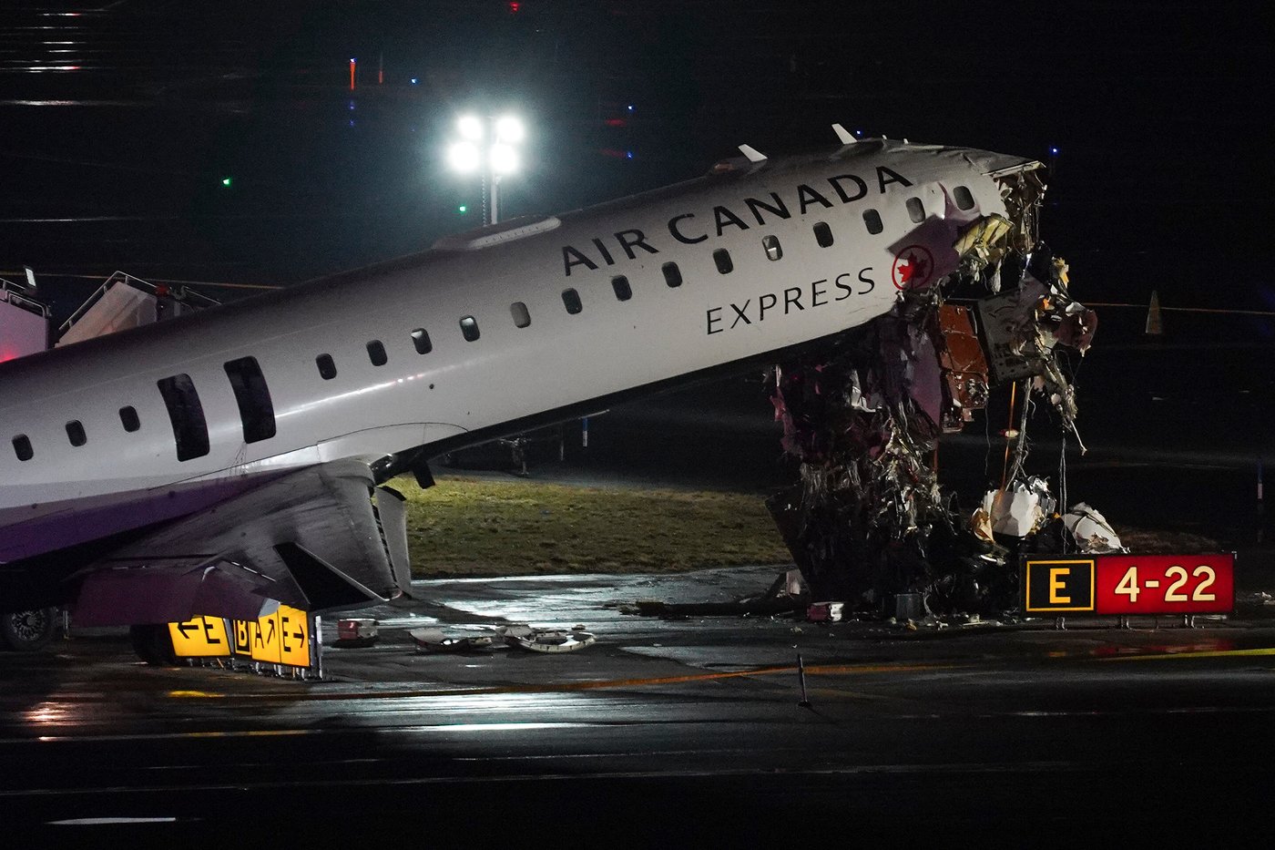 Alerte: un avion d'Air Canada percute un véhicule d'urgence à New York, deux morts