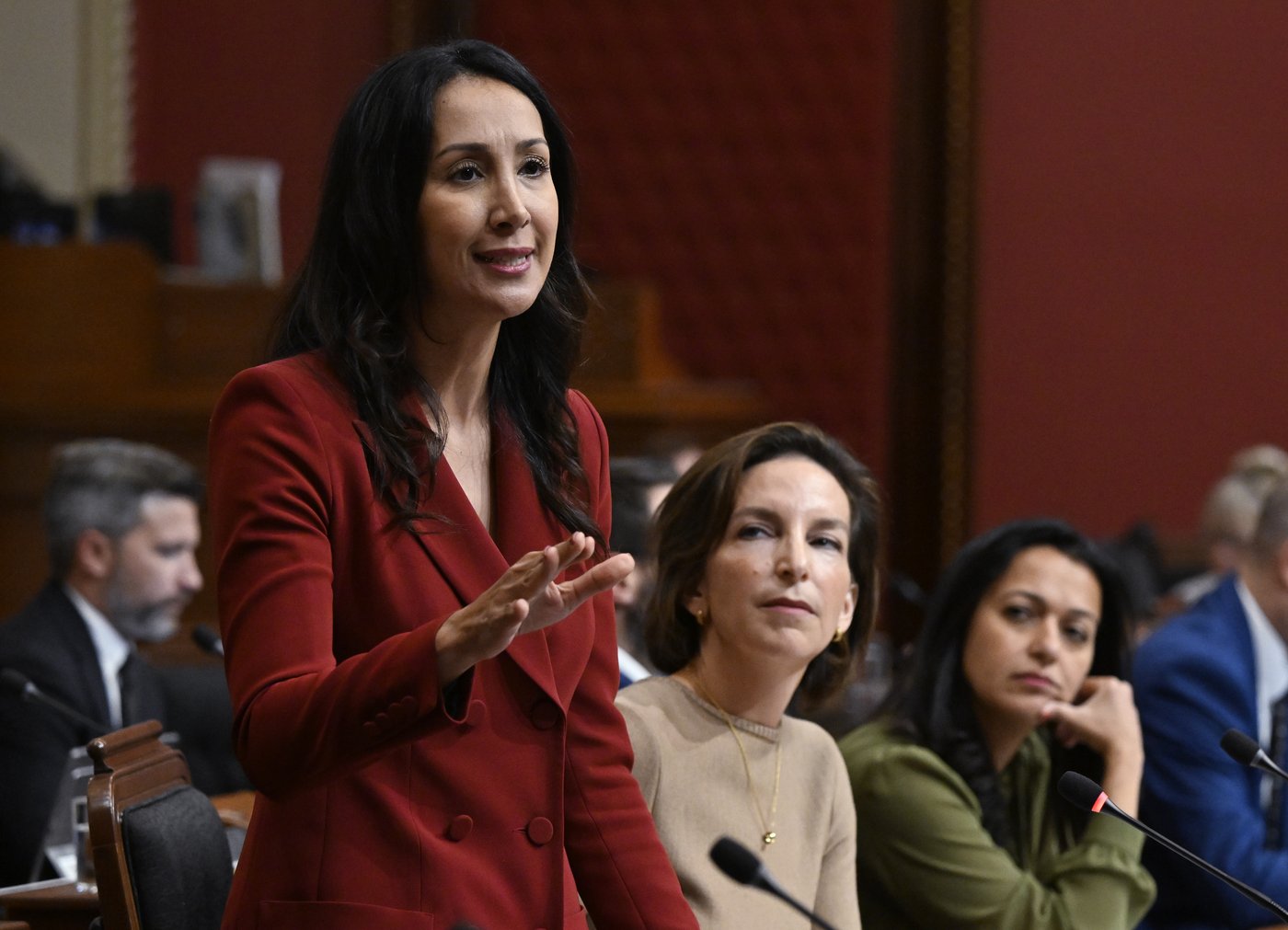 Fonctionnaires congédiés: les oppositions talonnent le gouvernement