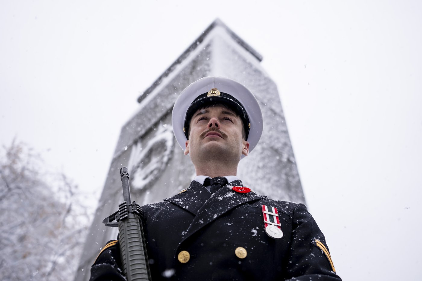 Le jour du Souvenir est souligné dans une cérémonie sous la neige à Montréal