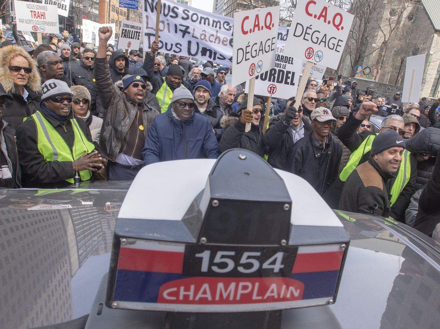 Les propriétaires de permis de taxi demandent à la Cour suprême de les entendre