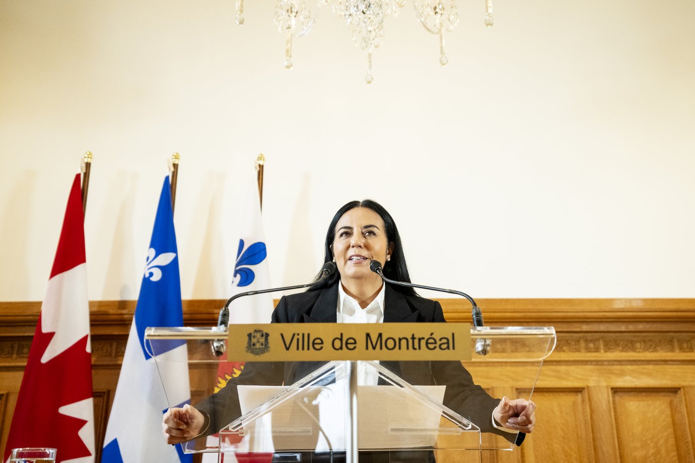 La mairesse de Montréal subit deux crevaisons en raison des nids-de-poule