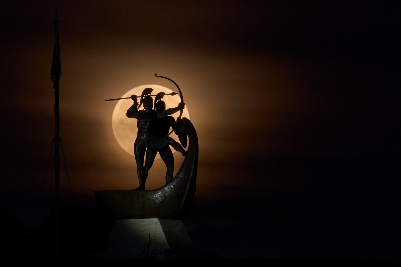 Galerie de photos: une éclipse lunaire colore le ciel