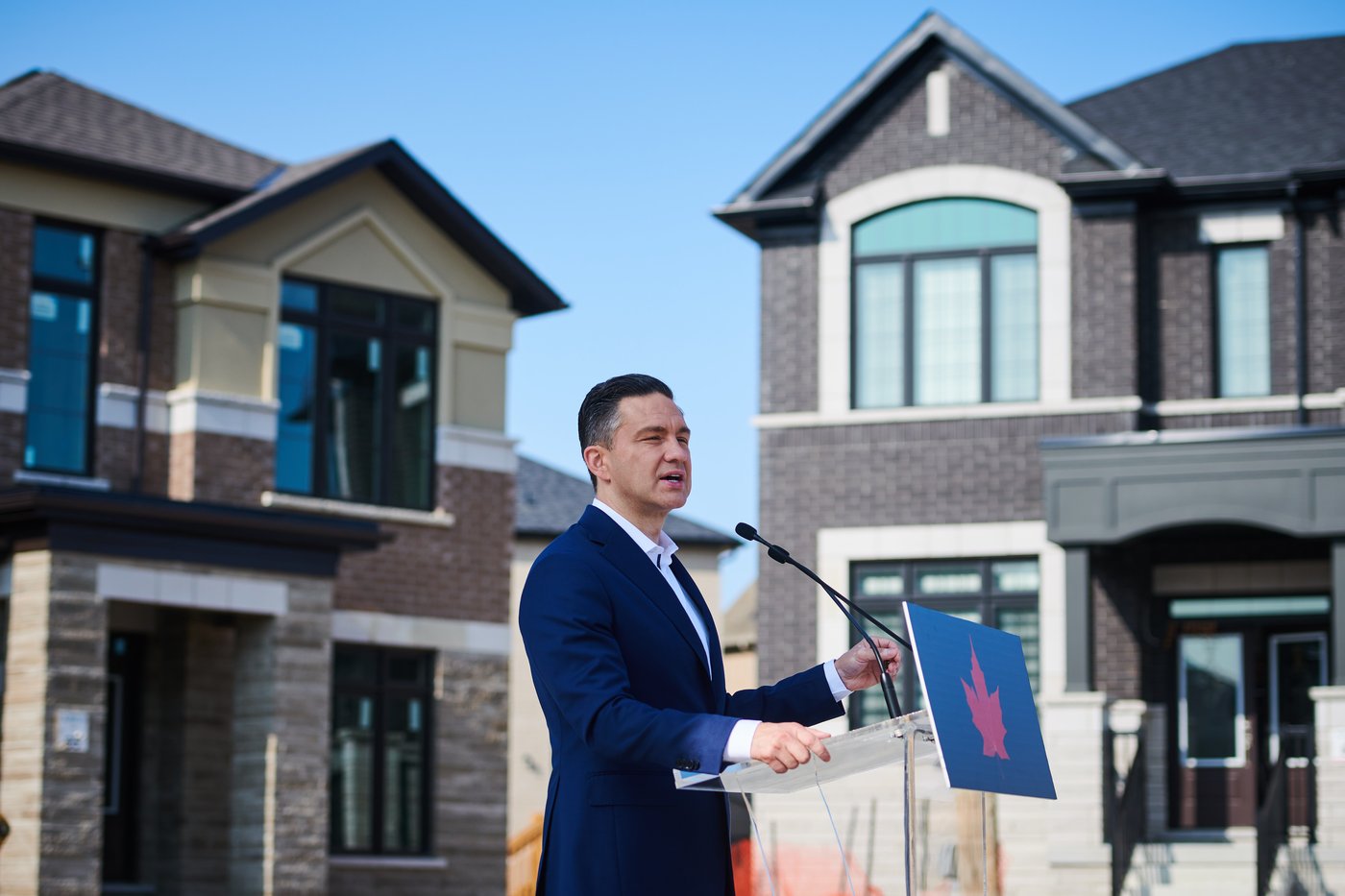 Poilievre appelle les libéraux à adopter le plan conservateur en matière de logement