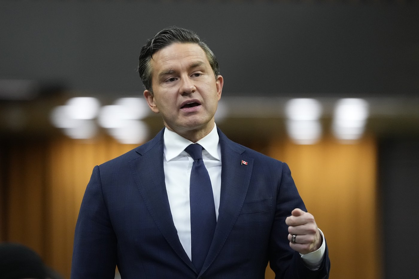 Dans un discours au Canadian Club, Poilievre fustige le bilan économique de Carney