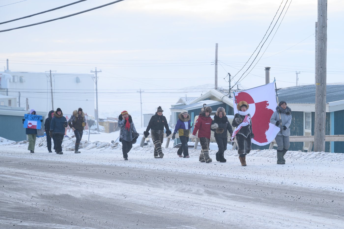 Des dizaines de personnes manifestent à Iqaluit en soutien au Groenland