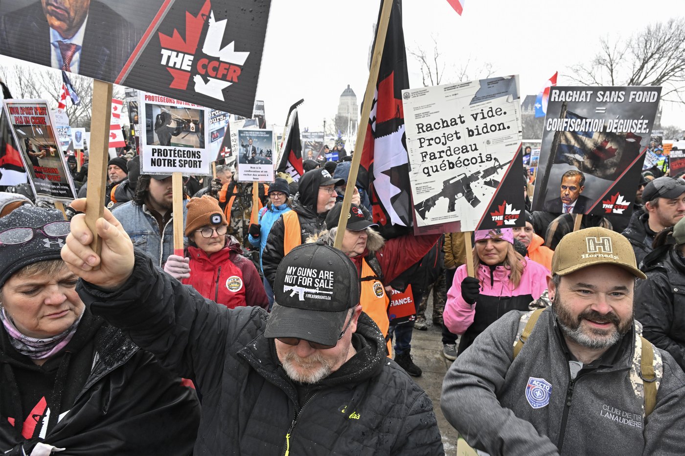 Manifestation à l'Assemblée nationale: «Nos armes ne sont pas à vendre!»