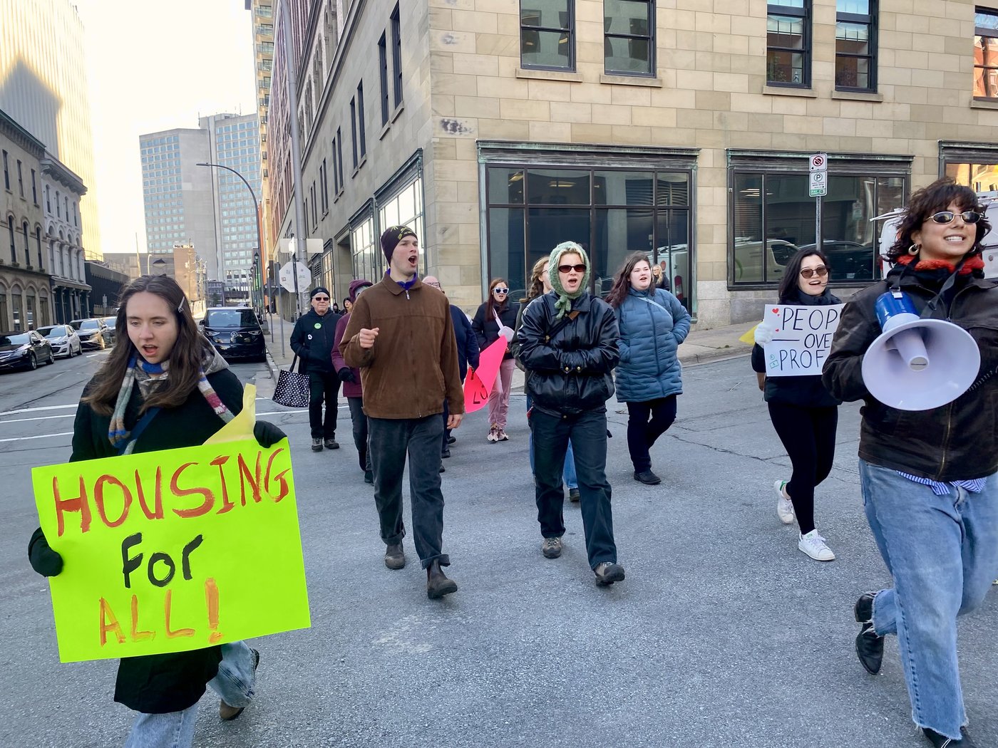 Des étudiants de Halifax dans la rue pour du logement abordable