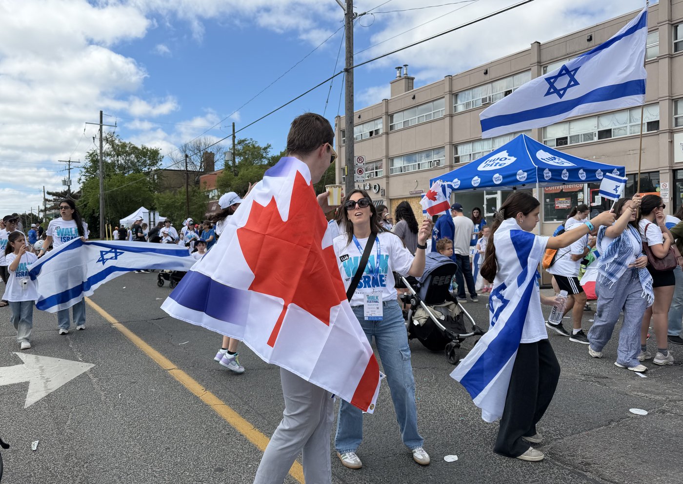 Des milliers de personnes participent à la marche «Walk With Israel» à Toronto