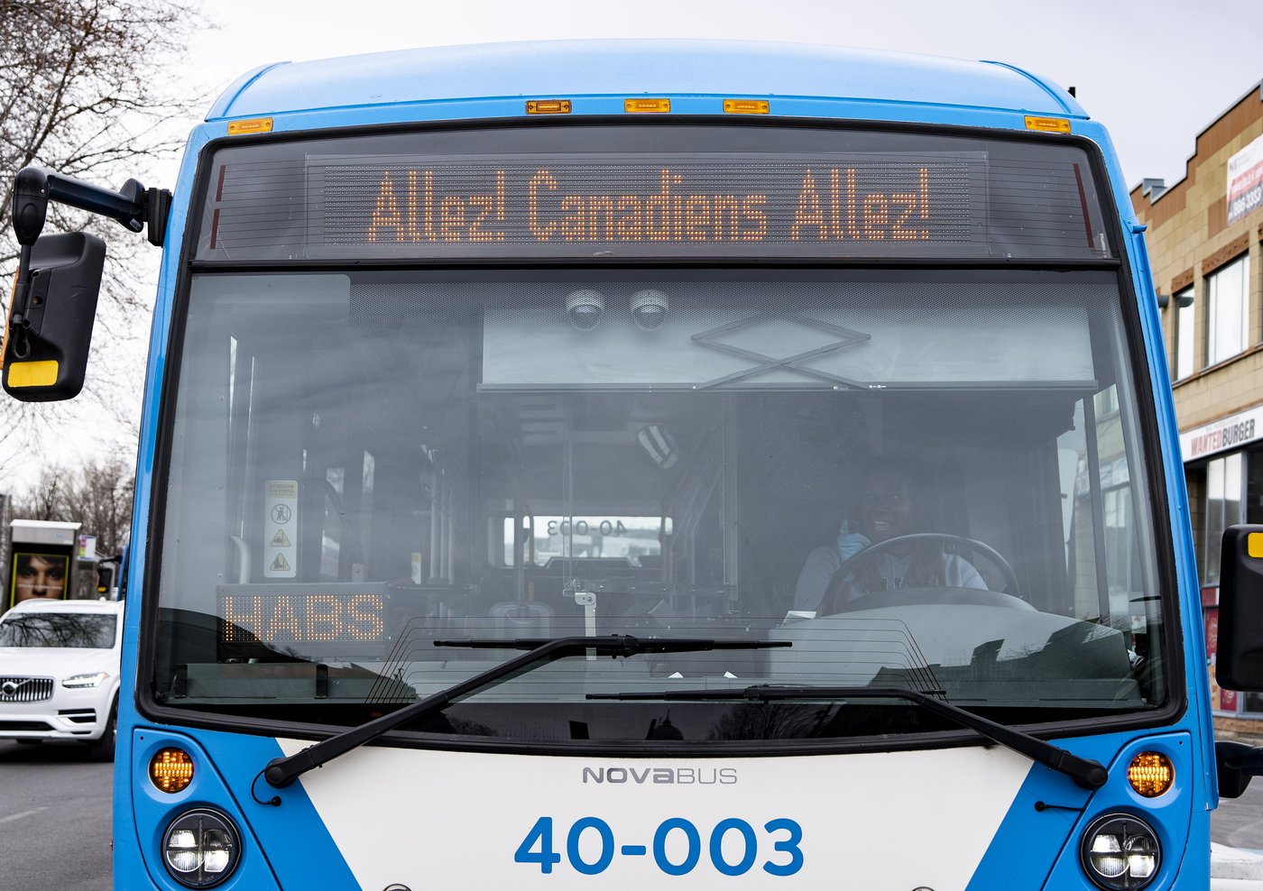 «Go Habs Go!» reviendra sur les autobus de la STM après une controverse linguistique