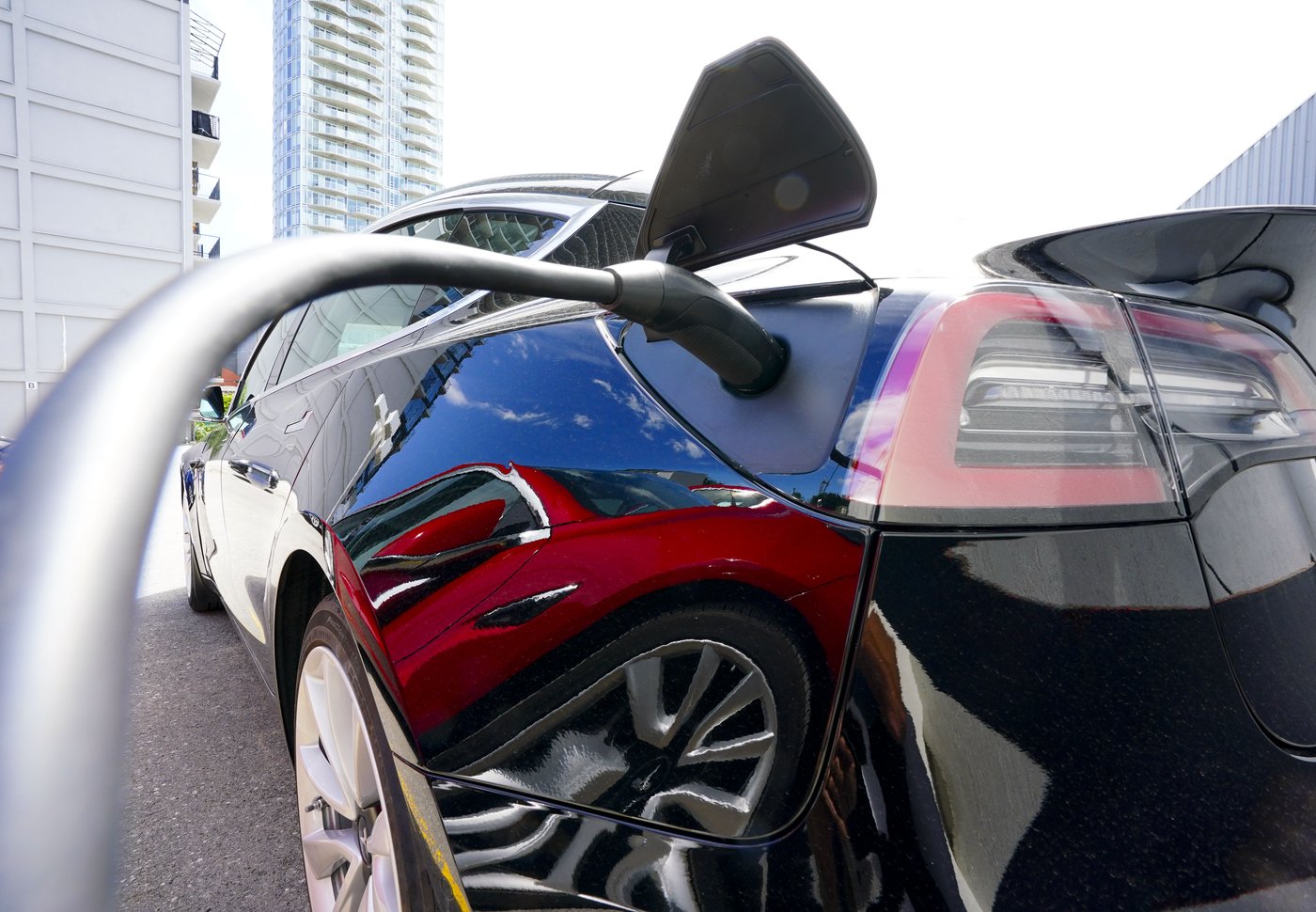 Ottawa s'apprêterait à abandonner les quotas sur les véhicules électriques
