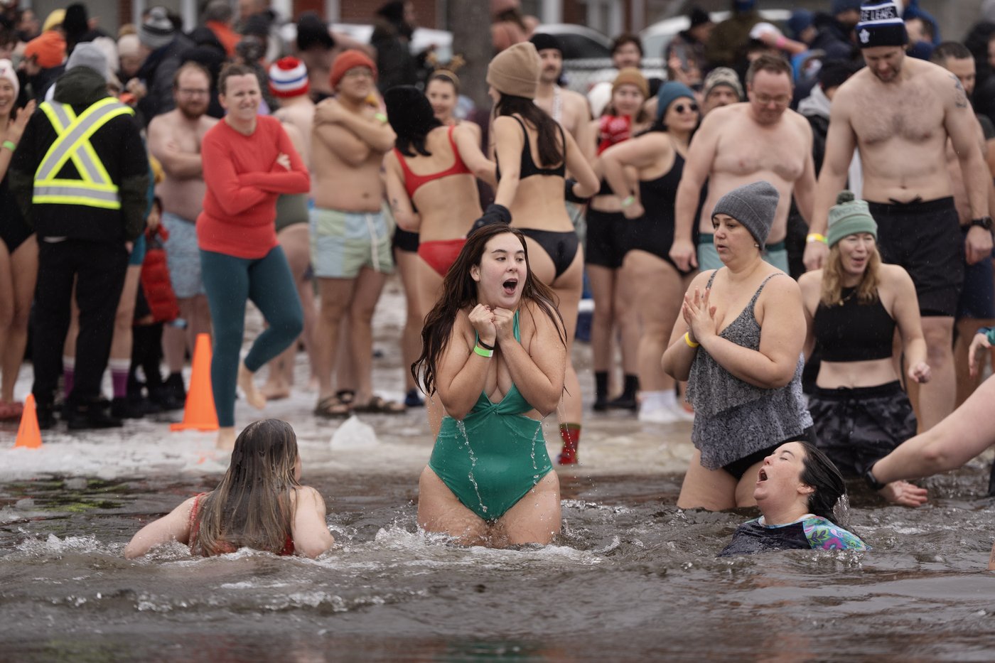Plusieurs Canadiens ont célébré la nouvelle année en plongeant dans l'eau glacée