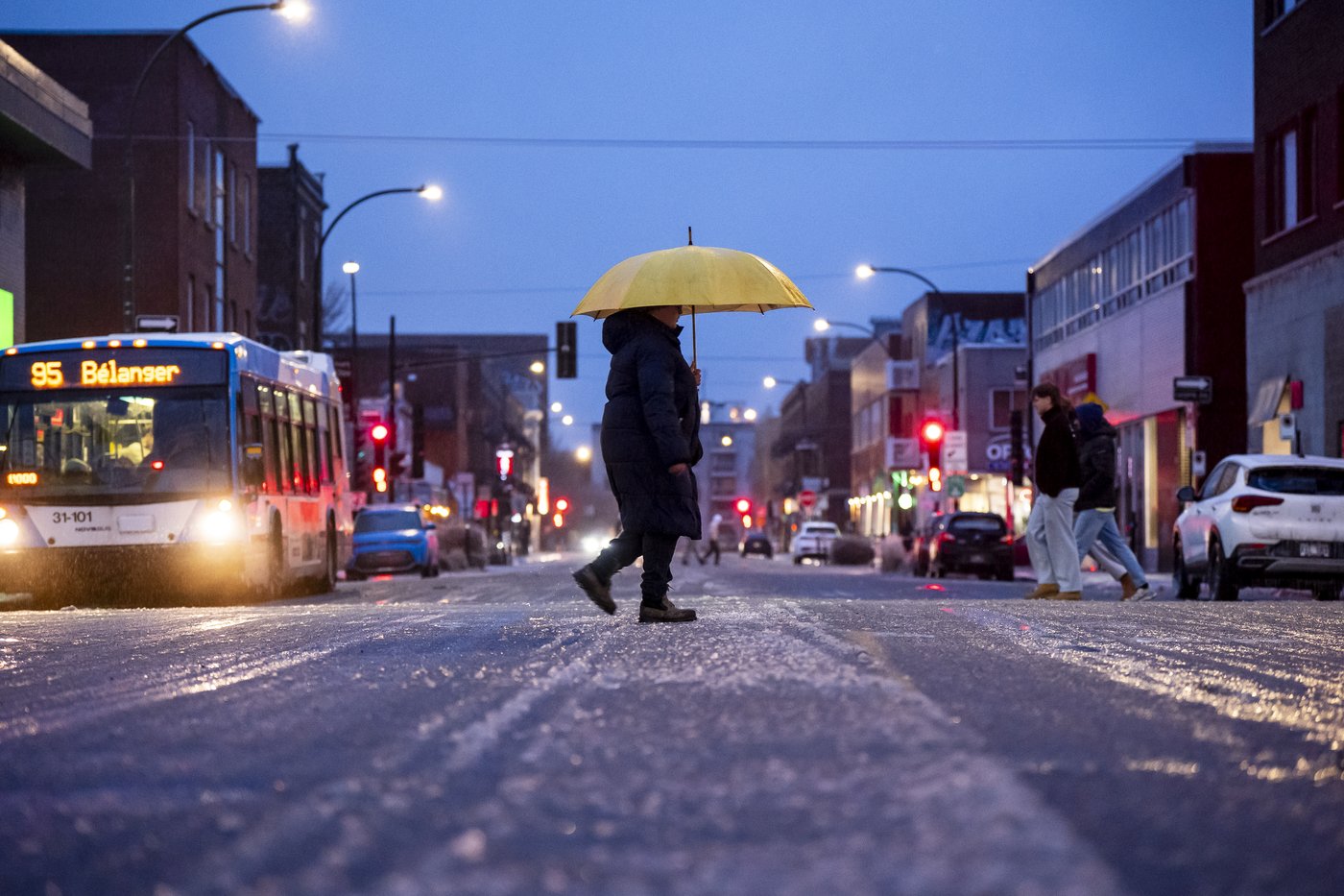 Le cocktail météo prive des milliers de Québécois d'électricité; des écoles fermées