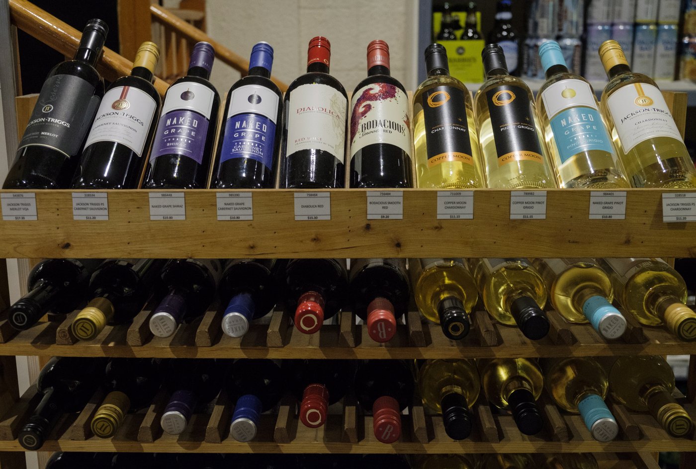 La vente d'alcool entre provinces sera permise d'ici mai, estime Ottawa