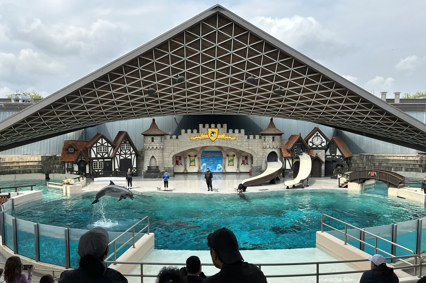 La ministre approuve le plan de transfert des baleines de Marineland aux États-Unis