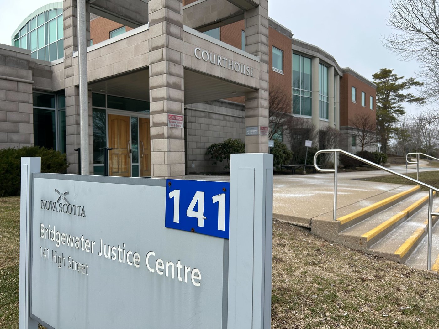 Une jeune personne de N.-É. accusée de menaces sur des écoles restera en détention