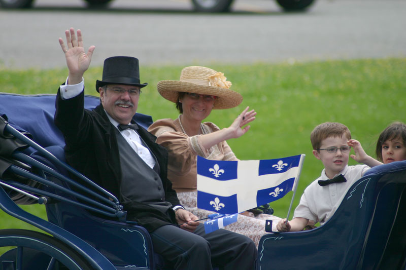 Saint-Georges regarde passer la parade