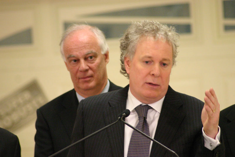 Santé : Jean Charest dit nettoyer le désastre de Pauline Marois