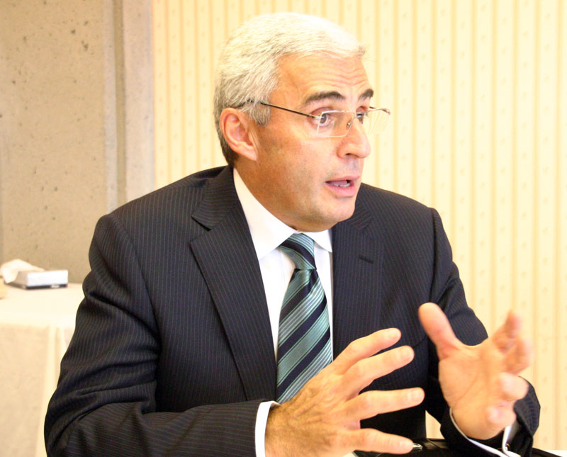 Robert Dutton parle de leadership devant le CEB