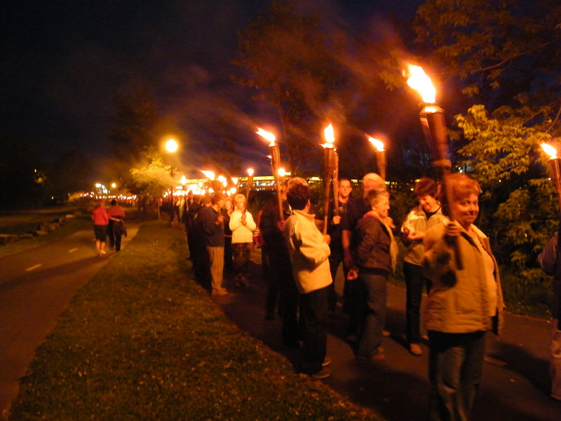 300 flambeaux illuminent les passerelles