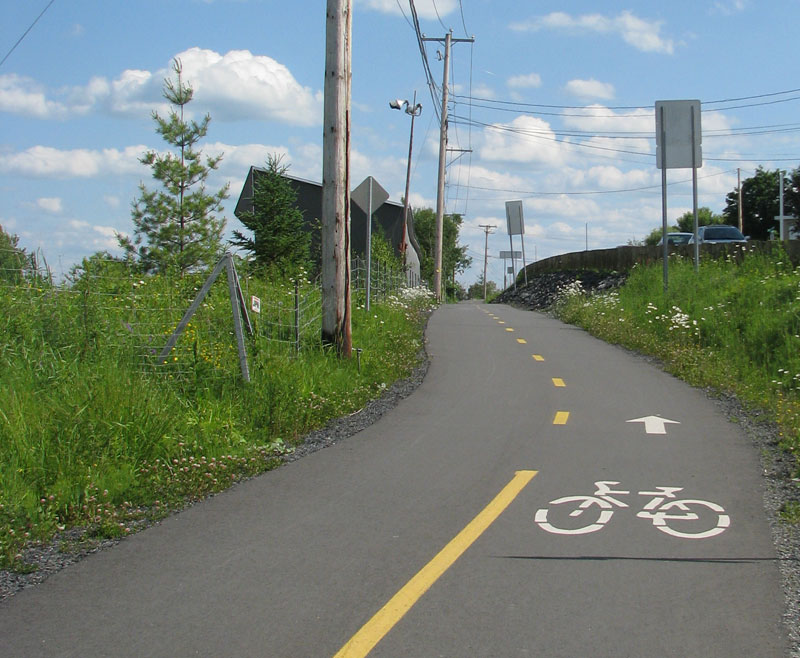 La piste cyclable en Robert-Cliche franchit un pas de plus