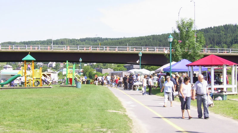Des milliers de visiteurs étaient en quête de bonnes affaires à Beauceville