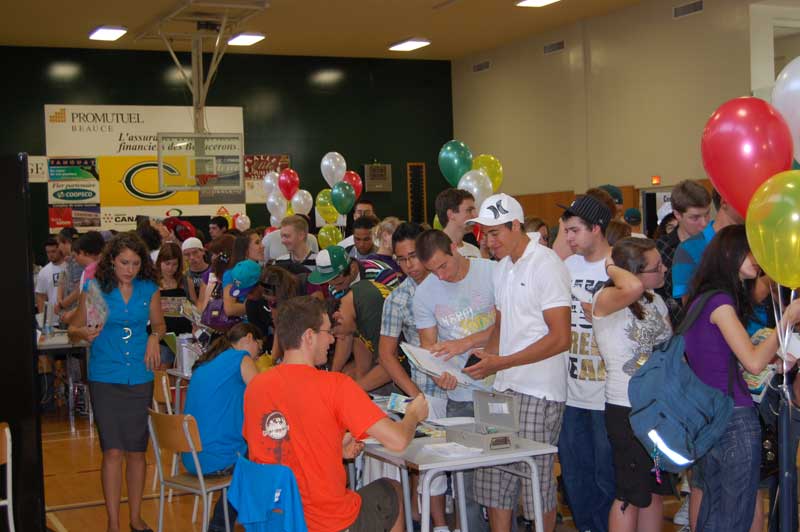 C’est bondé de monde pour la rentrée au Cégep
