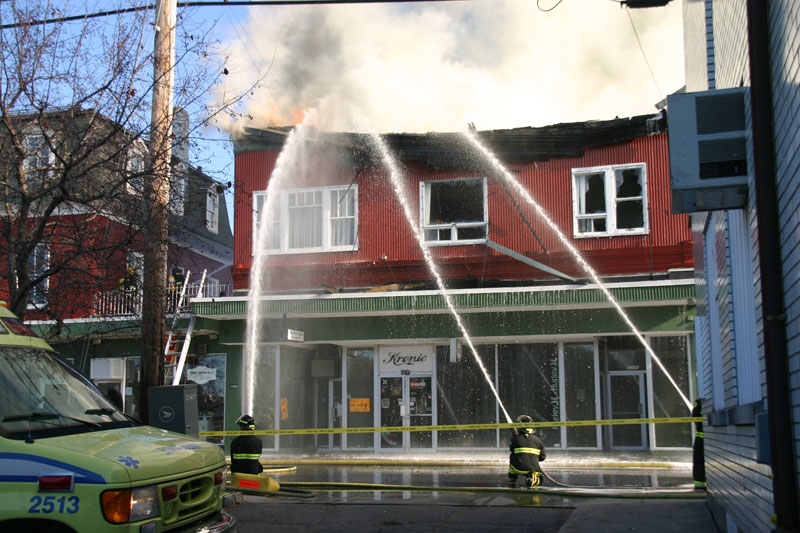 Un immeuble ravagé par les flammes à Saint-Georges