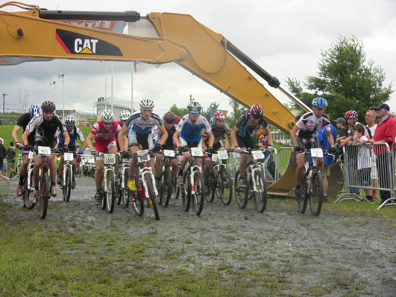 Les cyclistes dans la boue pour la coupe Lambert à Sainte-Marie