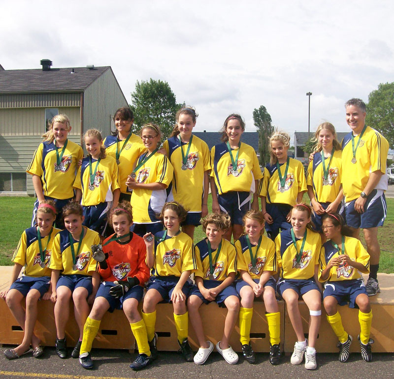 La formation féminine les Volcanos U-12 remporte la médaille d'argent