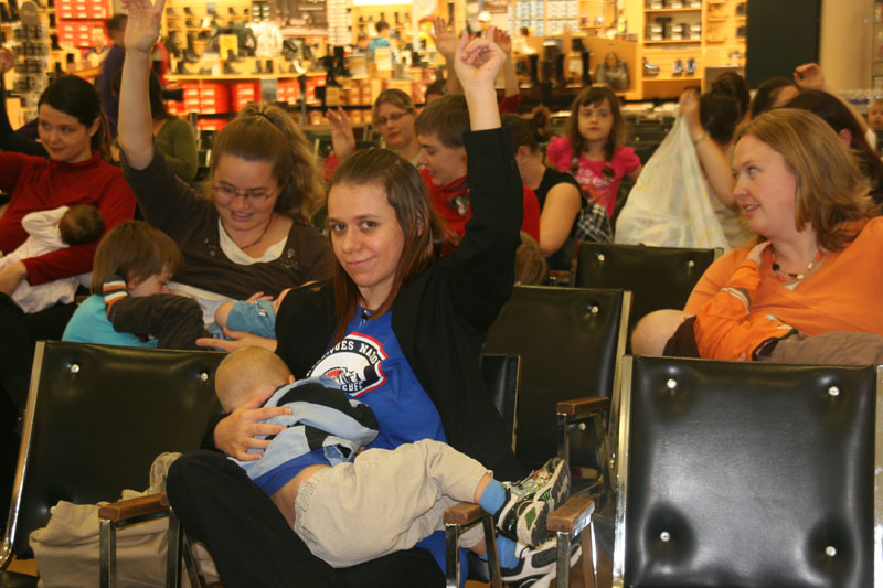Des bébés et des seins au Carrefour Saint-Georges