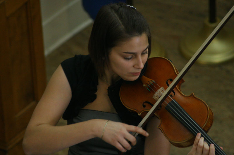 Une jeune violoniste de talent de passage à Saint-Georges