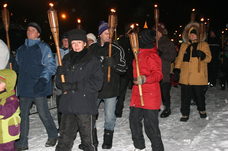 La parade aux flambeaux donne vie au solstice d’hiver