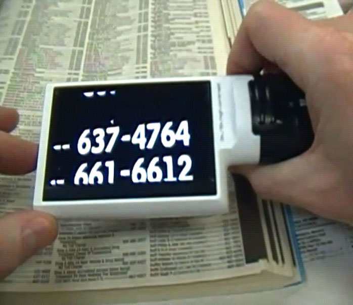 Une loupe vidéo portable pour les personnes qui ont des difficultés à lire les petits caractères