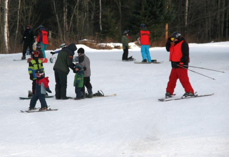 La journée de ski et de surf des neiges bien apprécié des amateurs de sport d’hiver!