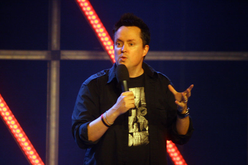Mike Ward repousse les limites du langage cru en humour