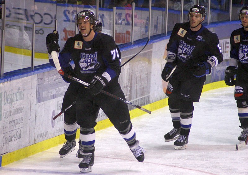 Le Cool-FM a une dérogation pour jouer à 20 h 30 la saison prochaine