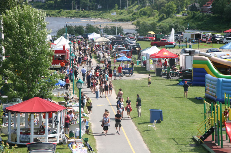 L’île Ronde et la ville de Beauceville bondée de gens